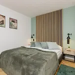 Aleja Solidarnosci Modern & Cozy Downtown By Renters Lägenhet