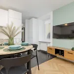 Aleja Solidarnosci Modern & Cozy Downtown By Renters Lägenhet *