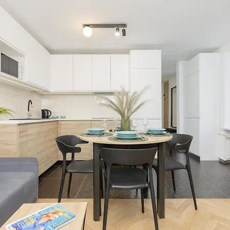 Apartment Aleja Solidarnosci Modern & Cozy Downtown By Renters